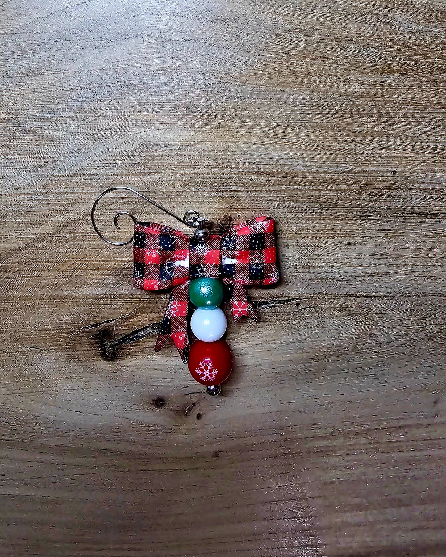 Buffalo Plaid Christmas Bow Beaded Charm – Red, Green & White Holiday Ornament