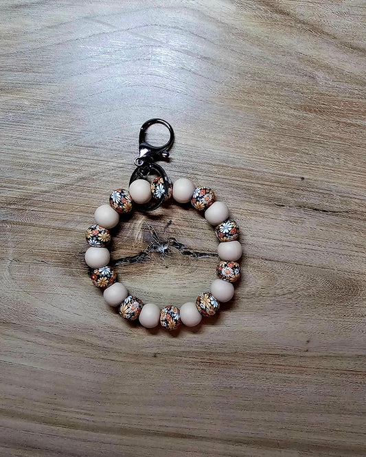 ✨ Daisy Bloom Silicone Beaded Wristlet Keychain – Boho Floral Neutral ✨